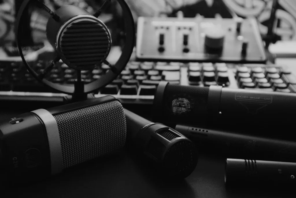 microphone-7374379_1920